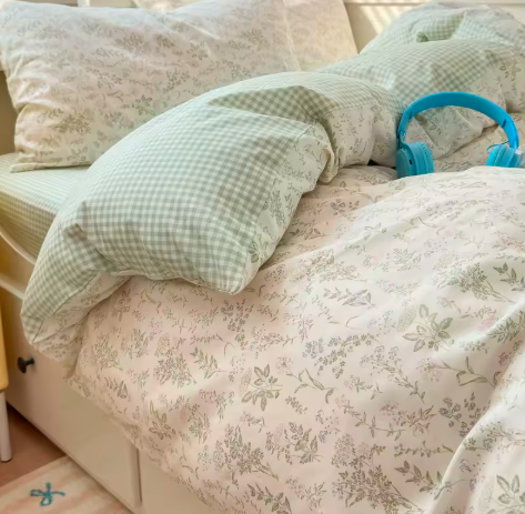 FloraLuxe Cotton Bedding Set (Duvet Cover + Pillowcases)